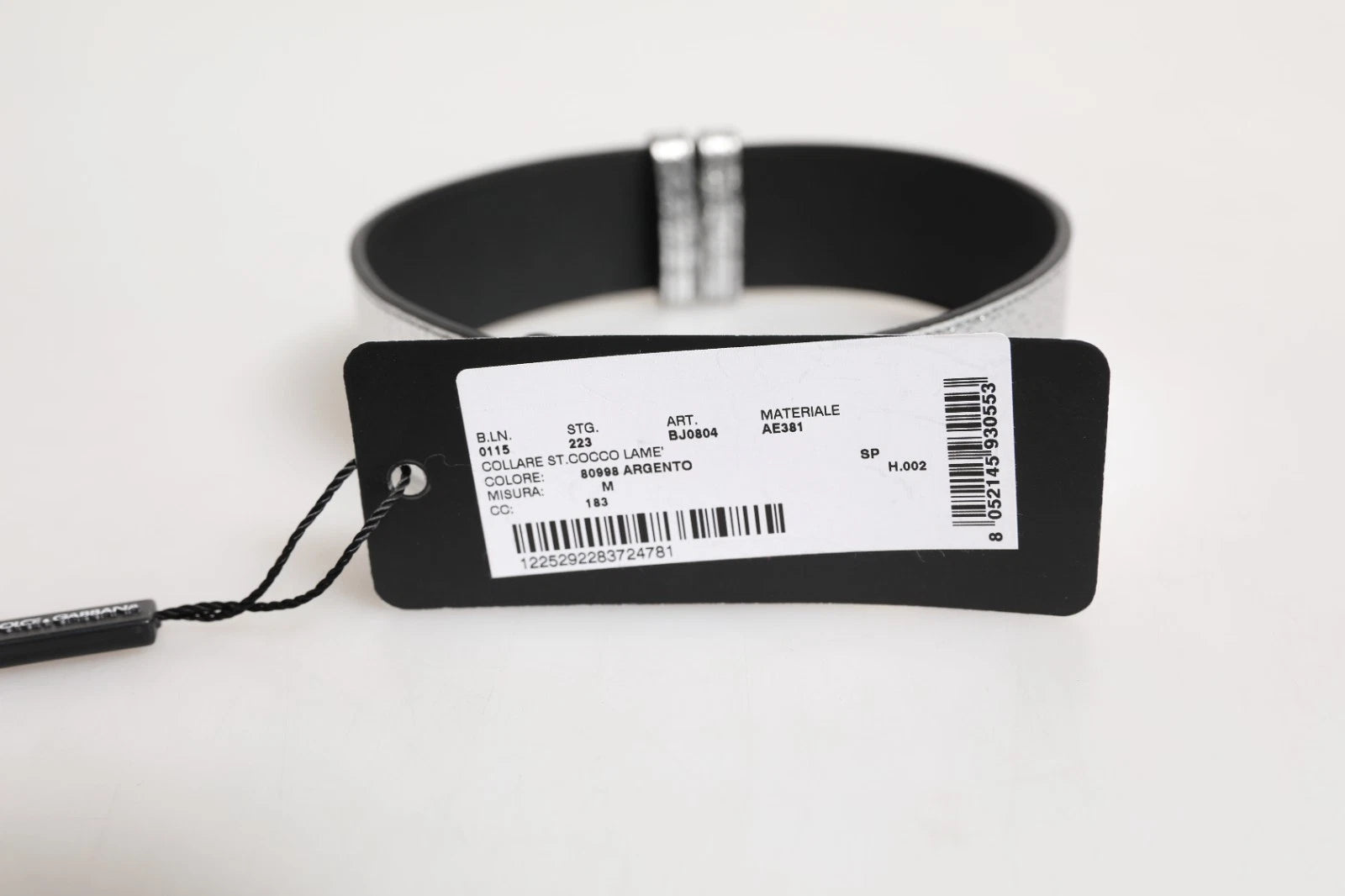 Collier en cuir texturé argenté avec détail métallique doré.