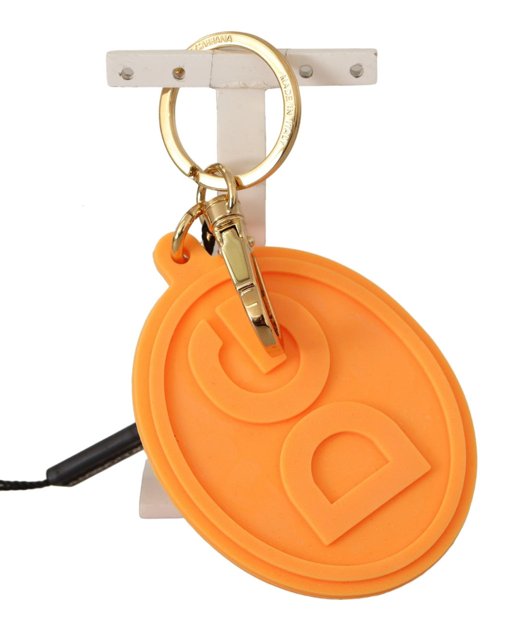 Porte-clés en métal laiton doré avec logo DG en caoutchouc orange.