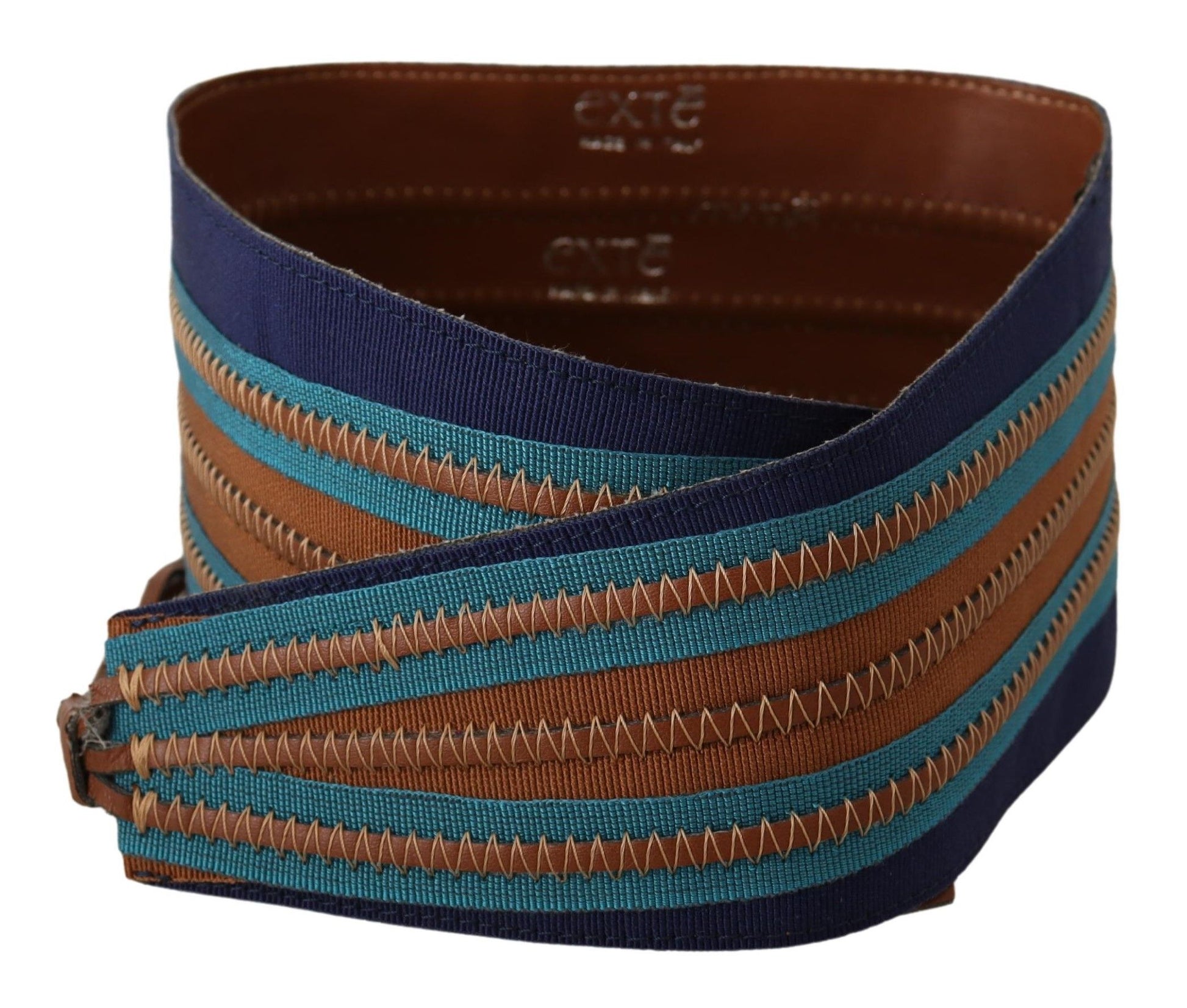 Ceinture large en cuir marron à la taille, à nouer.