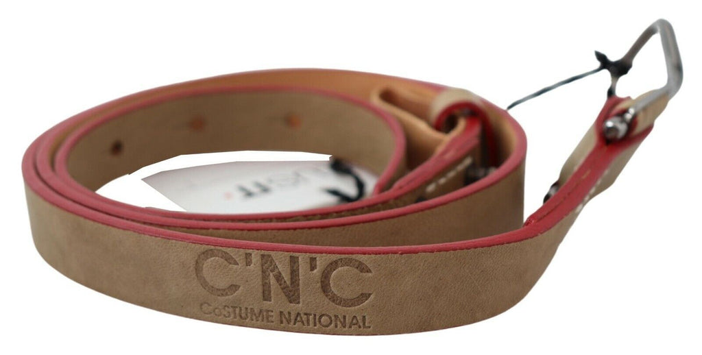 Ceinture en cuir beige avec boucle argentée et logo.