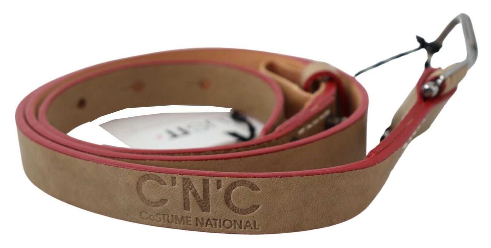 Ceinture en cuir beige avec boucle argentée et logo.
