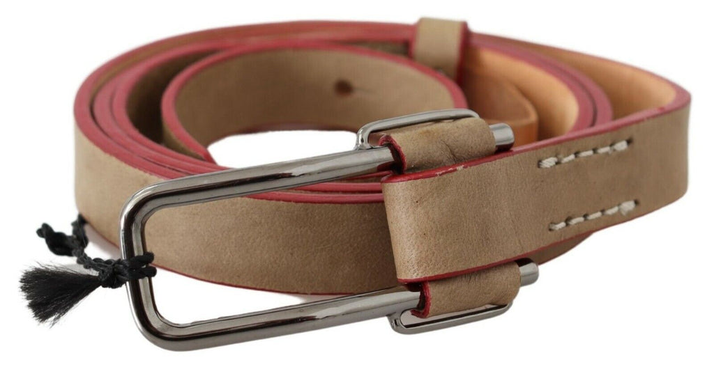 Ceinture en cuir beige avec boucle argentée et logo.