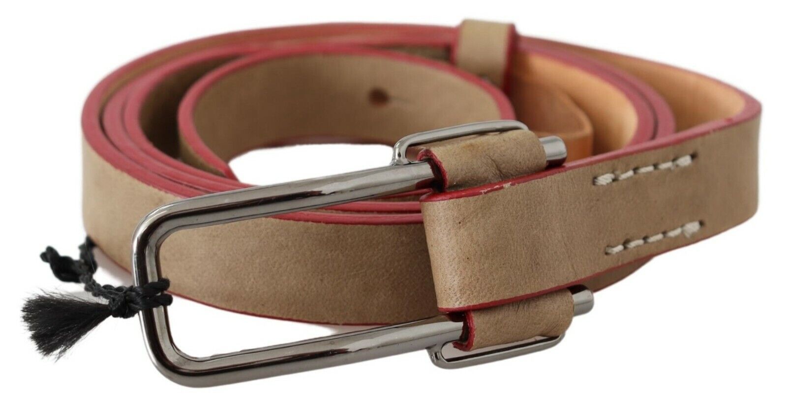 Ceinture en cuir beige avec boucle argentée et logo.