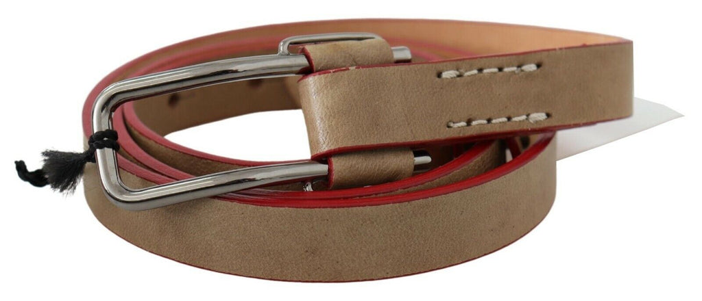 Ceinture en cuir beige avec boucle argentée et logo.