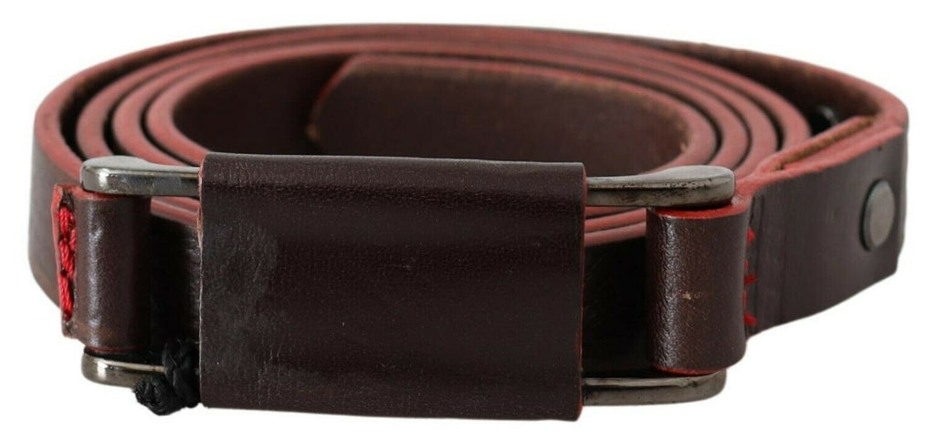 Ceinture en cuir marron avec double boucle en argent patiné.