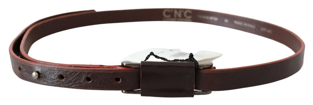 Ceinture en cuir marron avec double boucle en argent patiné.