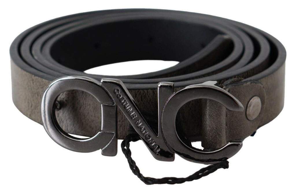 Ceinture en cuir marron foncé avec logo en lettres et boucle.