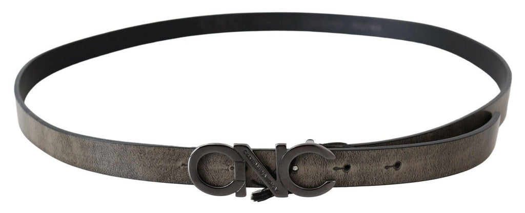 Ceinture en cuir marron foncé avec logo en lettres et boucle.