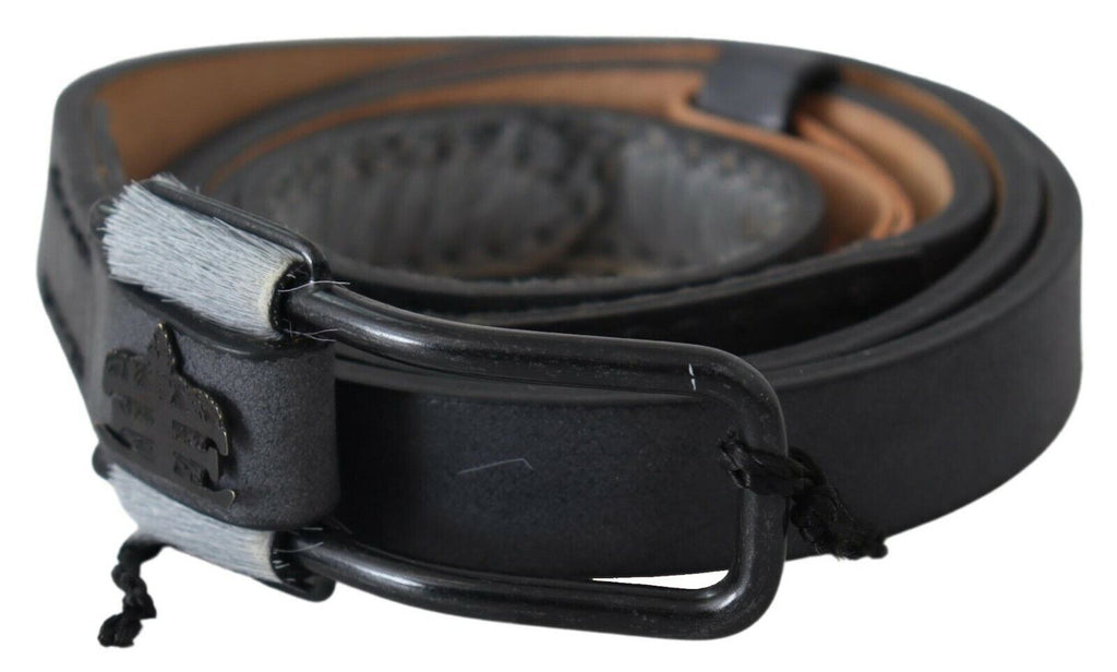 Ceinture en cuir noir avec franges et logo sur la boucle.