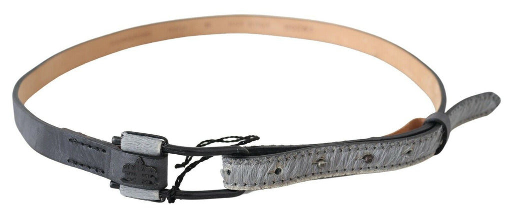 Ceinture en cuir noir avec franges et logo sur la boucle.