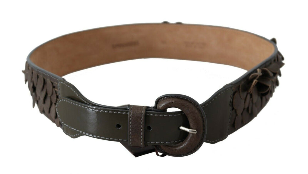 Ceinture en cuir marron foncé avec boucle ronde.