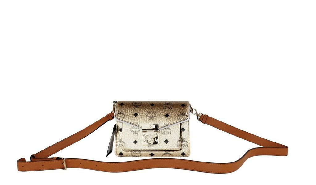 Mini sac à main à rabat à fermoir en cuir avec logo diamant doré Signature Berlin, porté épaule.