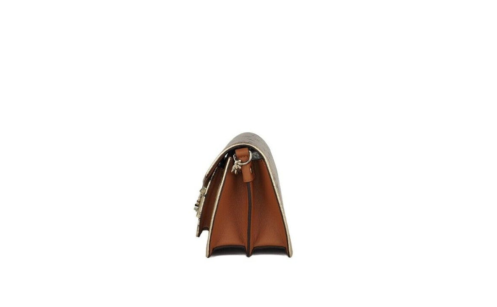 Mini sac à main à rabat à fermoir en cuir avec logo diamant doré Signature Berlin, porté épaule.