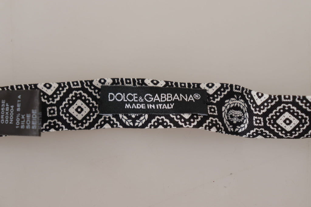 Cravate papillon noire et blanche en 100% soie, taille réglable.