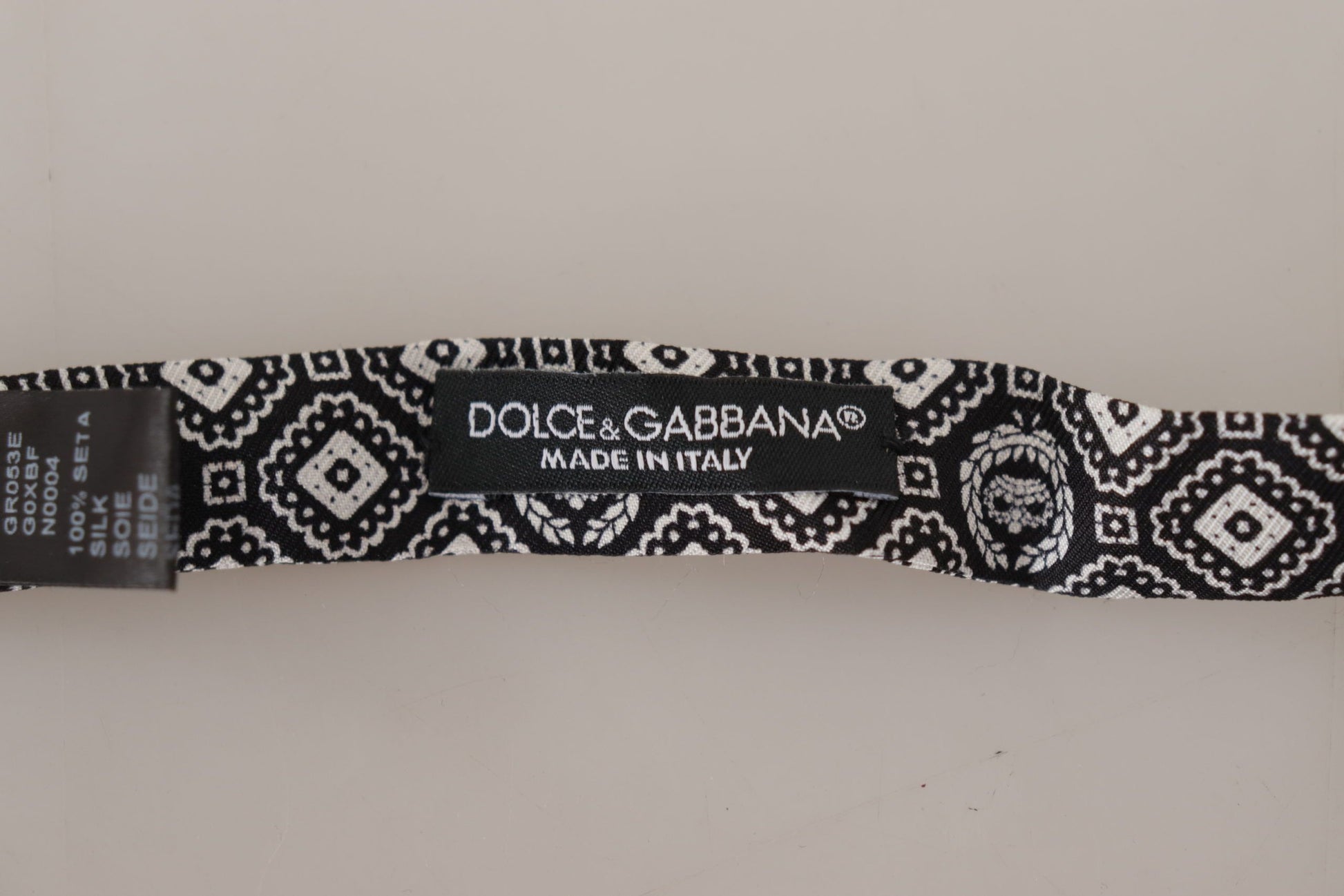 Cravate papillon noire et blanche en 100% soie, taille réglable.