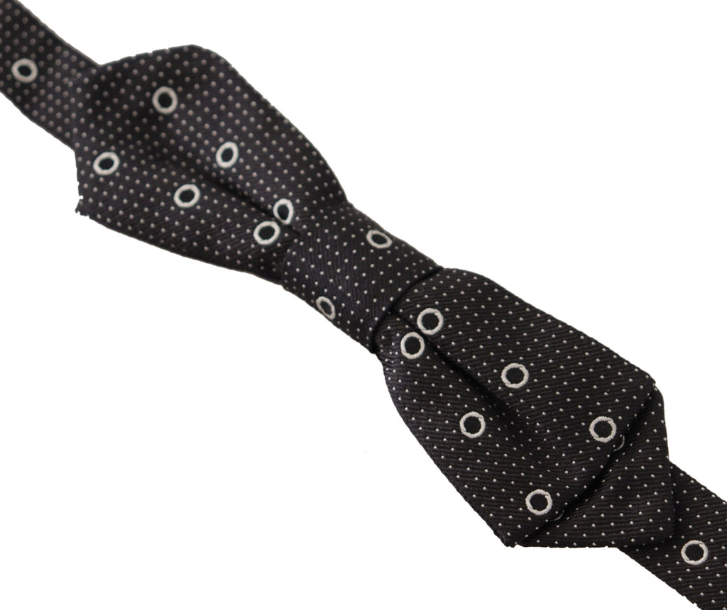 Cravate papillon en soie 100% avec pois blancs sur fond noir.