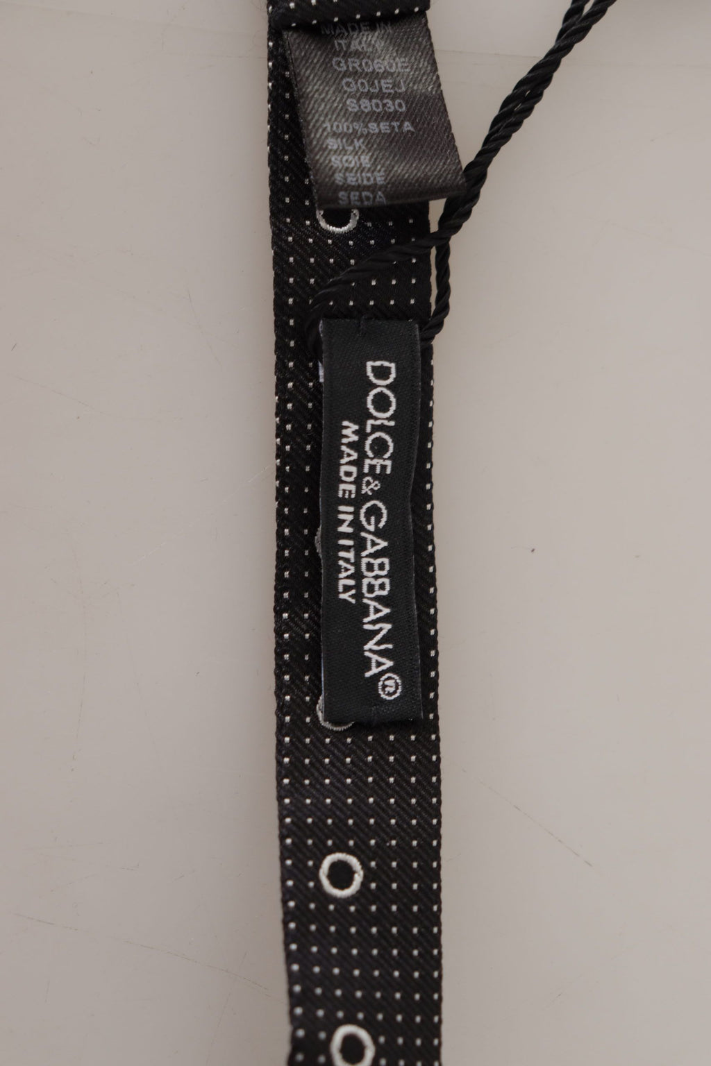 Cravate papillon en soie 100% avec pois blancs sur fond noir.