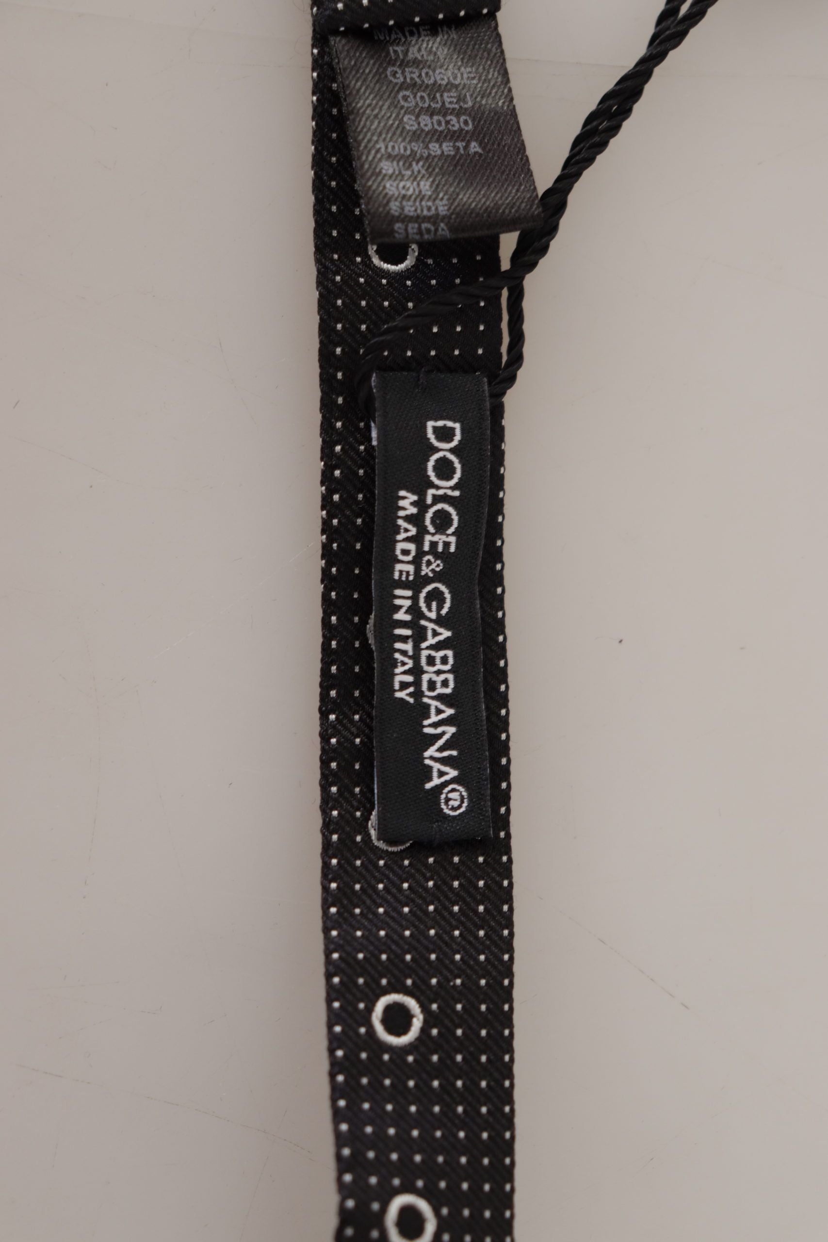 Cravate papillon en soie 100% avec pois blancs sur fond noir.