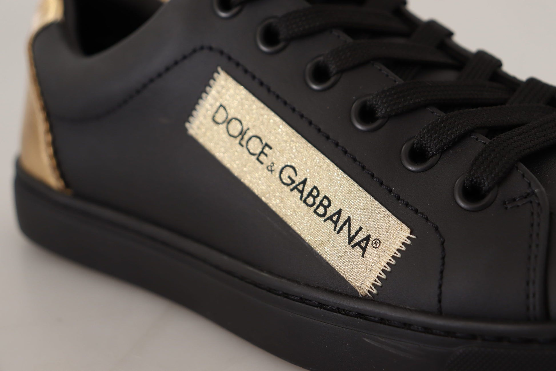 Sneakers basses en cuir noir et or pour femmes