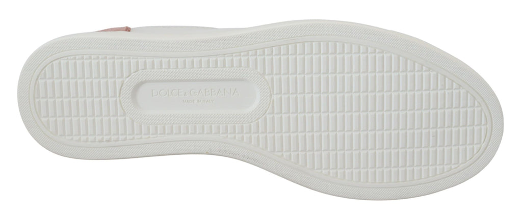 Sneakers basses en cuir blanc et rose.