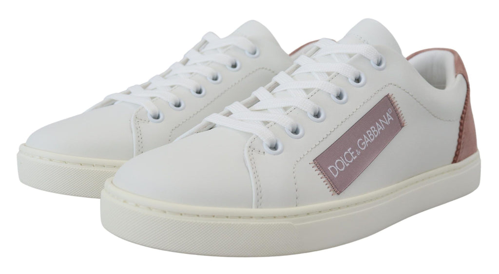 Sneakers basses en cuir blanc et rose.