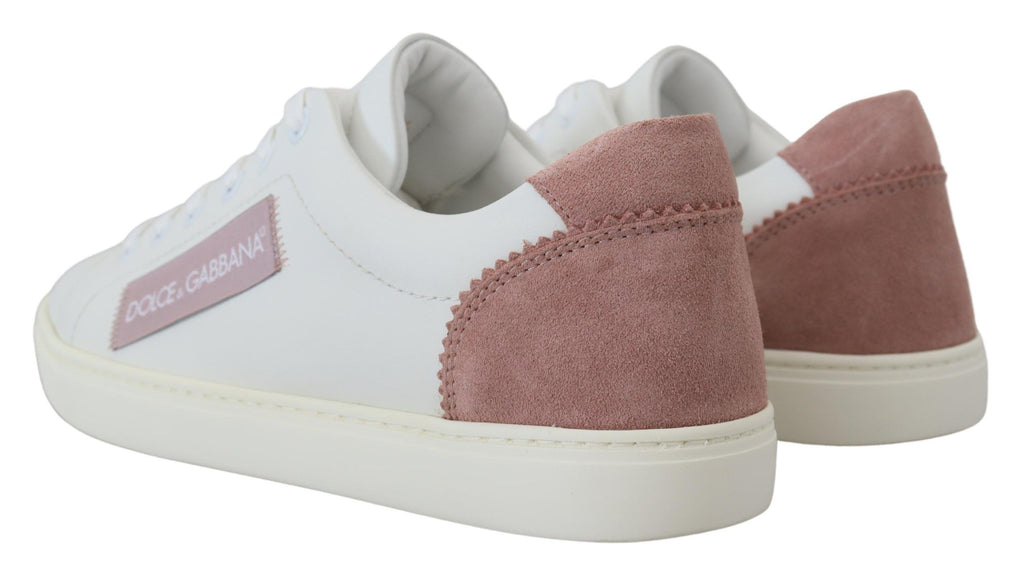 Sneakers basses en cuir blanc et rose.