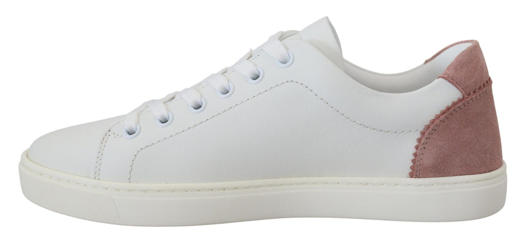 Sneakers basses en cuir blanc et rose.