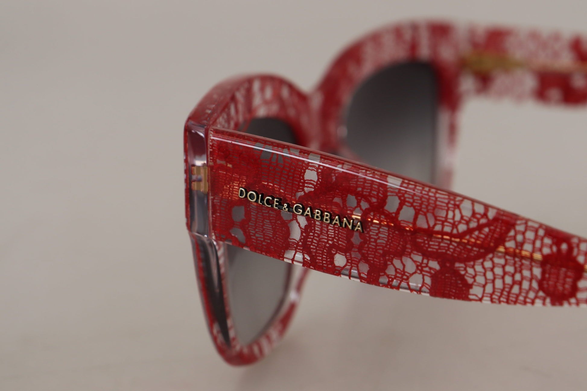 Lunettes de soleil rectangulaires en acétate rouge à dentelle DG4231F