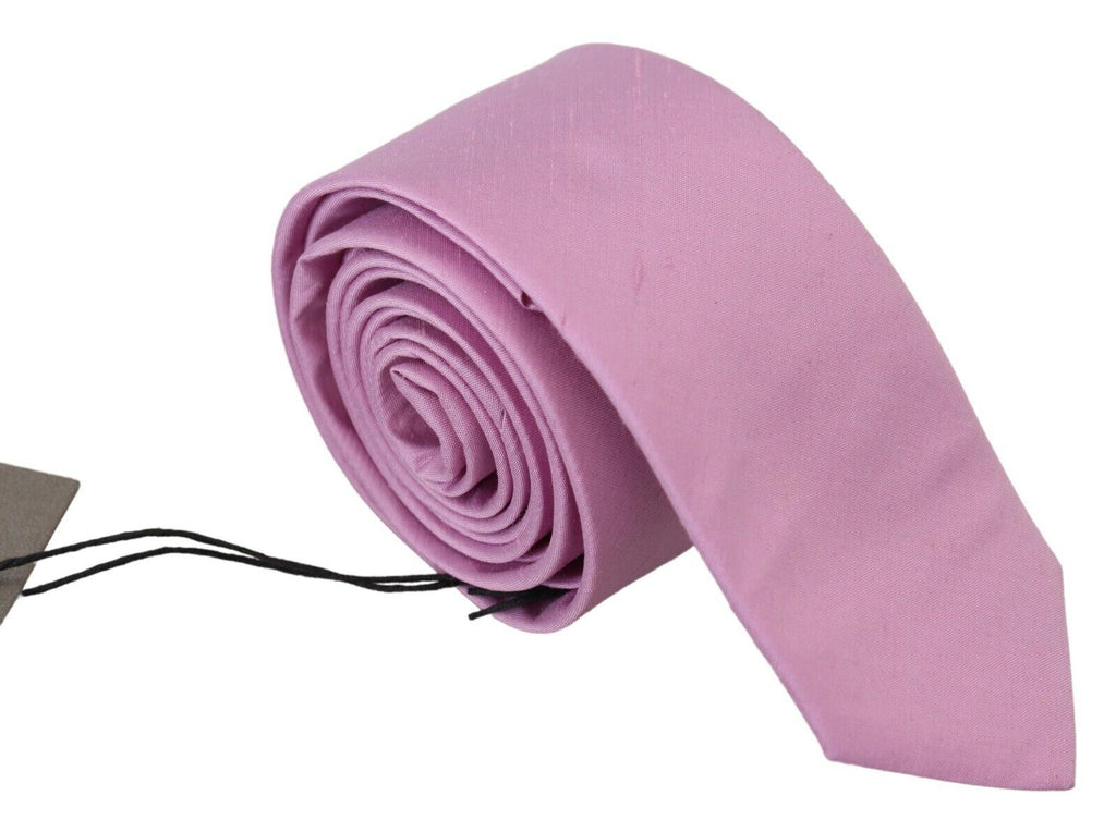 Accessoire de cravate en soie rose classique pour homme.