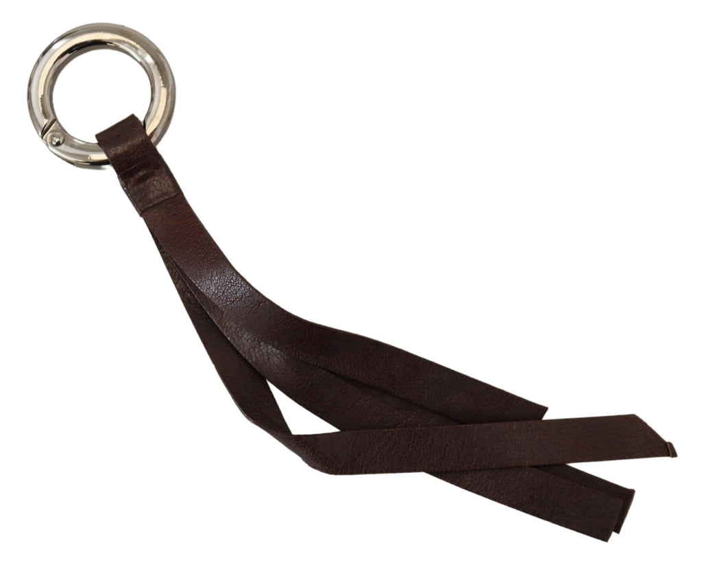 Porte-clés en cuir marron avec métal argenté.
