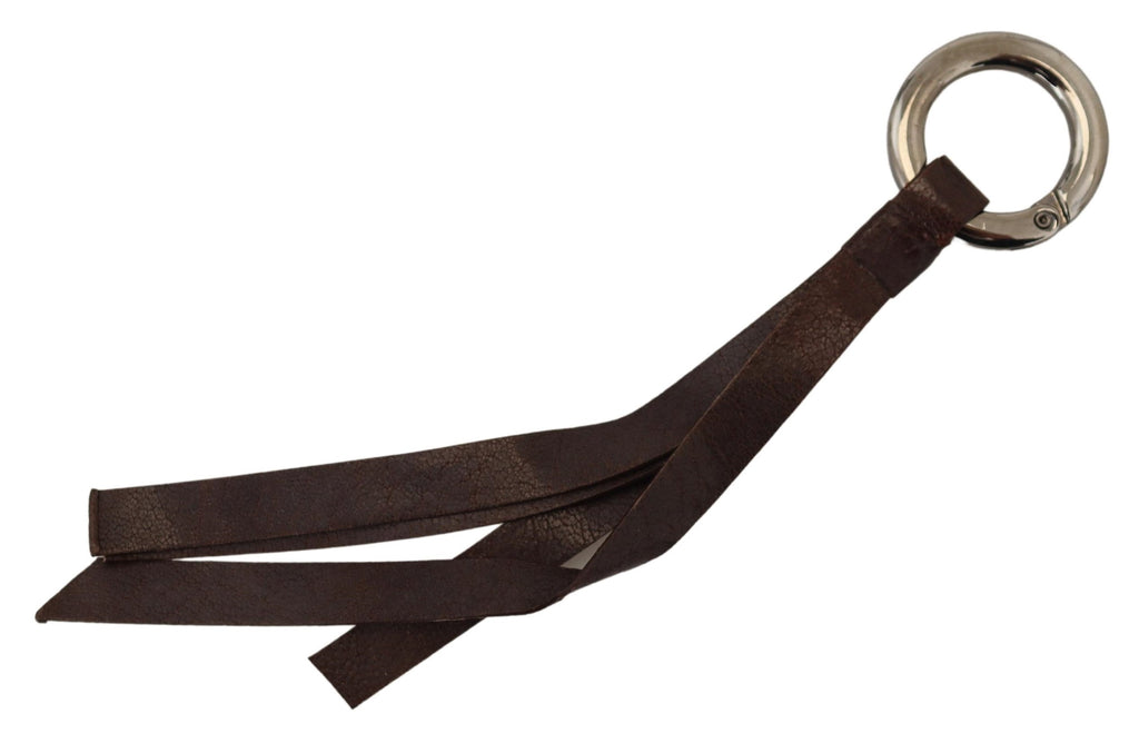Porte-clés en cuir marron avec métal argenté.
