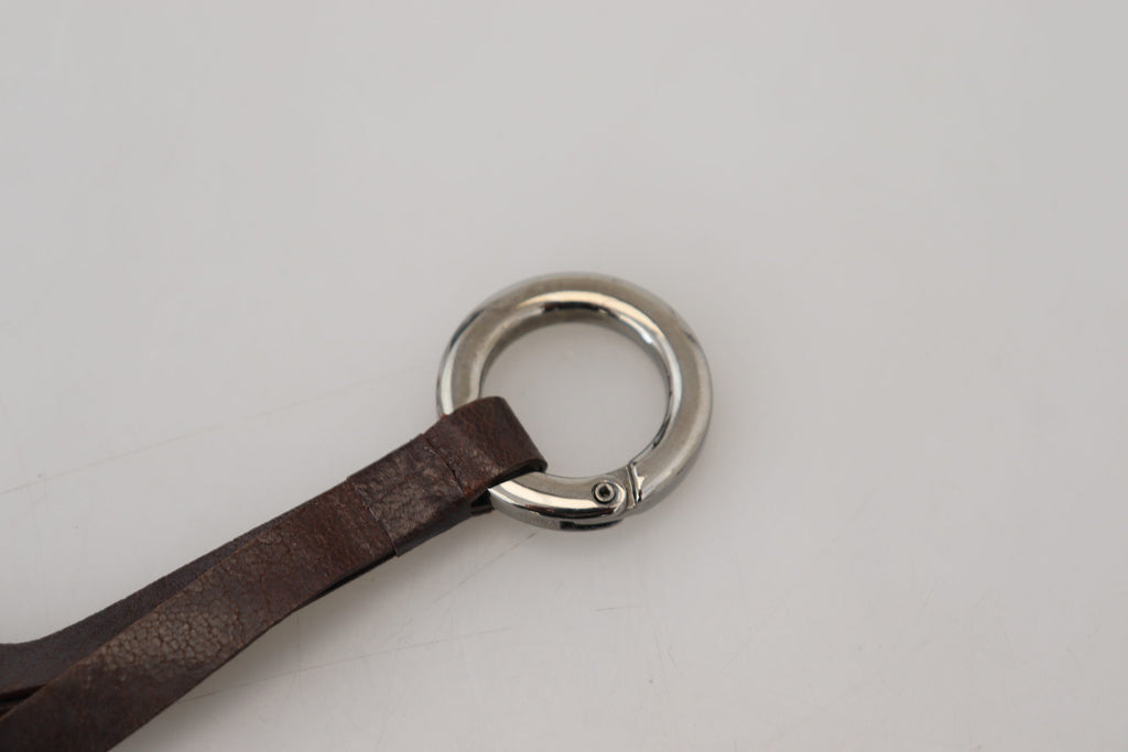 Porte-clés en cuir marron avec métal argenté.