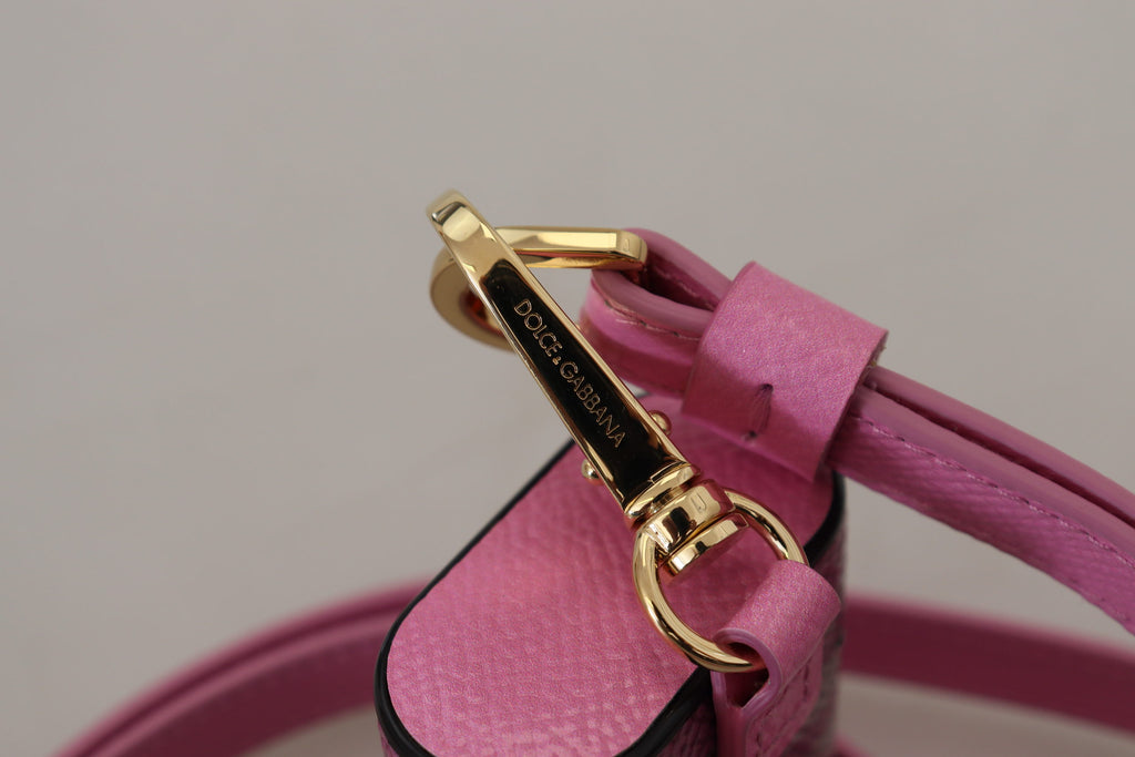 Étui Airpods en cuir rose et noir avec logo doré en métal.