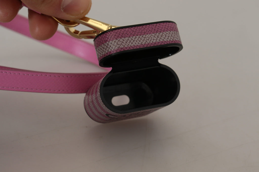 Étui Airpods en cuir rose et noir avec logo doré en métal.