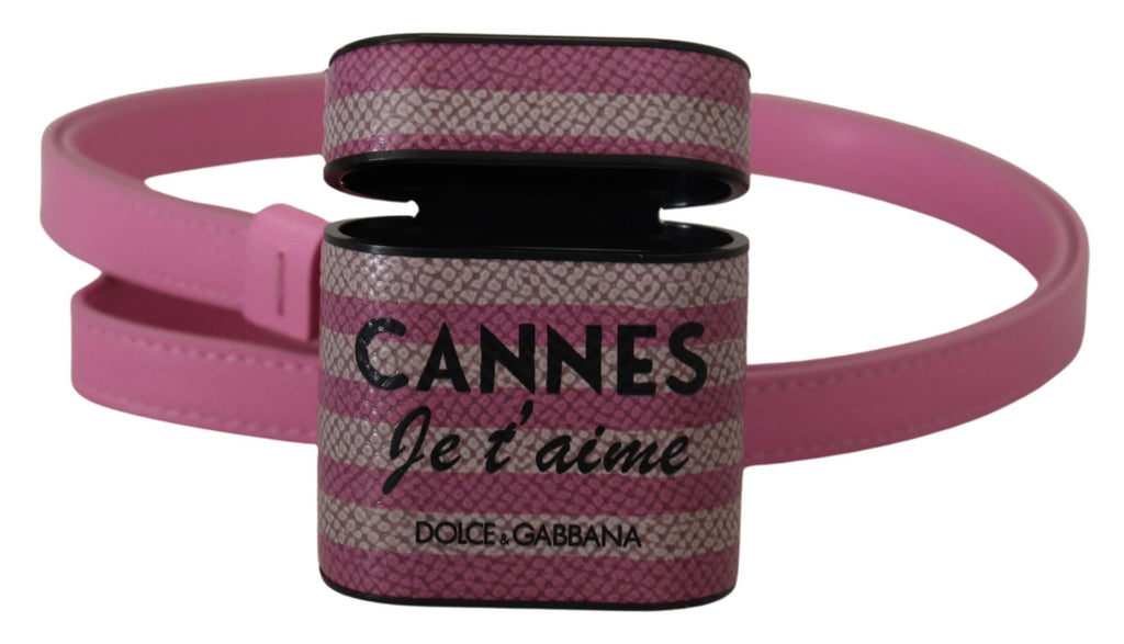 Étui Airpods en cuir rose et noir avec logo doré en métal.
