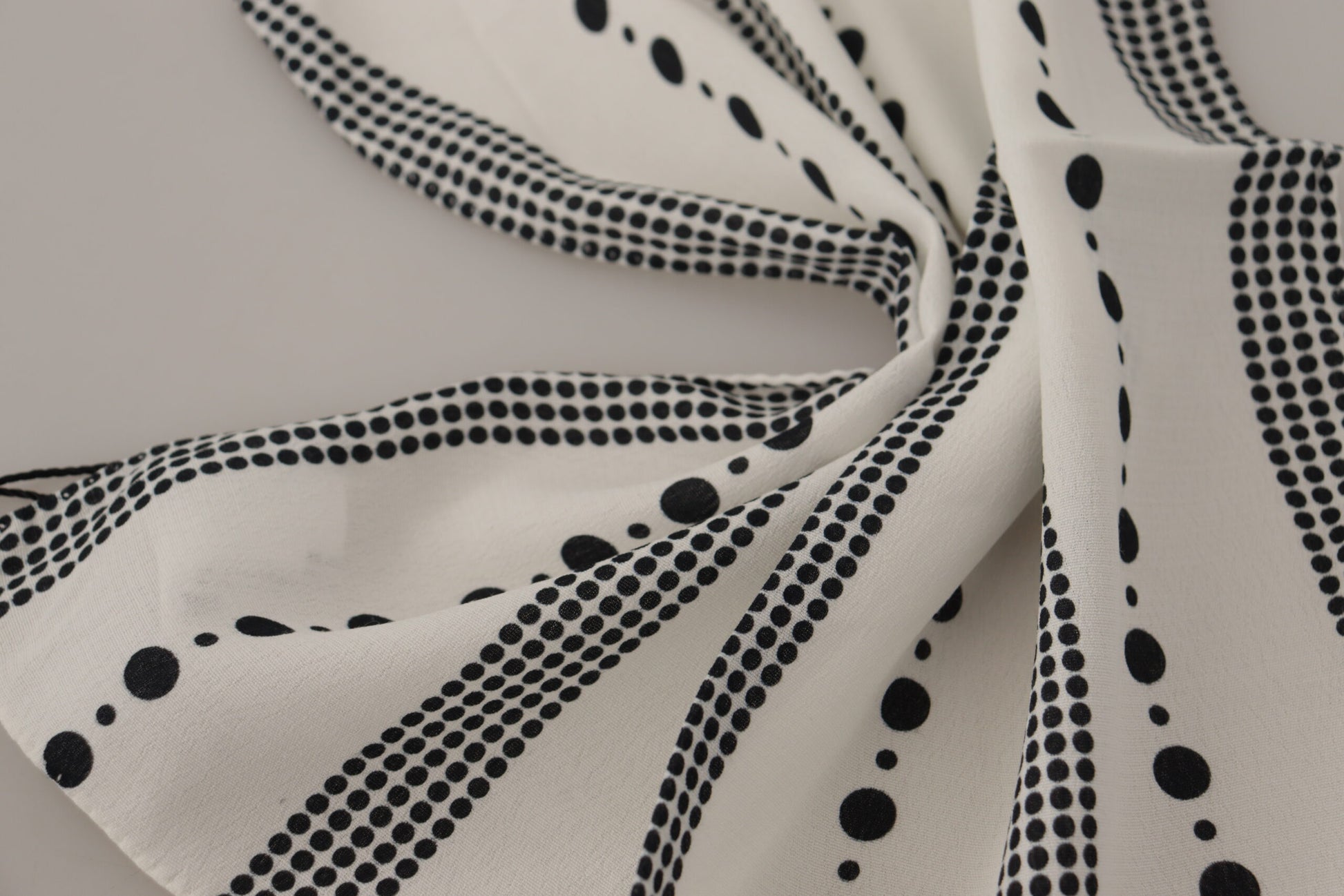 Écharpe carrée en viscose à pois et rayures blanches.