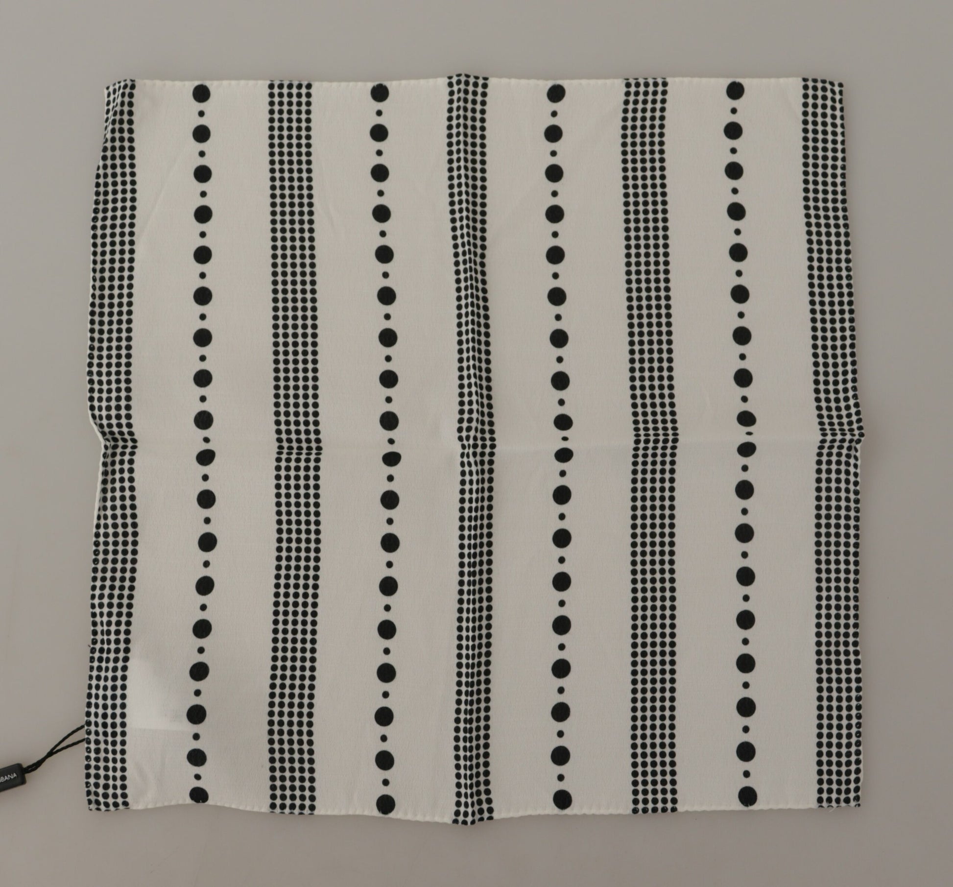 Écharpe carrée en viscose à pois et rayures blanches.