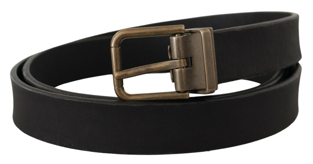 Ceinture classique en cuir noir avec boucle en métal laiton à grain.