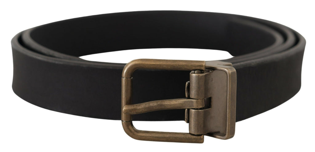 Ceinture classique en cuir noir avec boucle en métal laiton à grain.