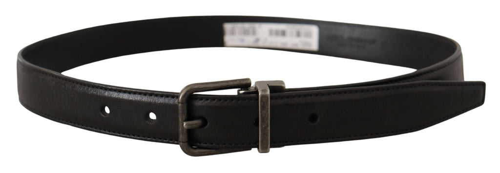 Ceinture en cuir de veau noir avec boucle métallique et logo.