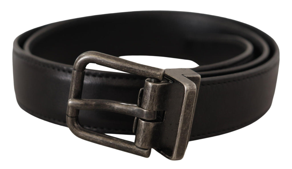 Ceinture en cuir de veau noir avec boucle métallique et logo.