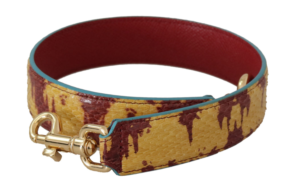 Bandoulière en cuir jaune et rouge avec détail doré.