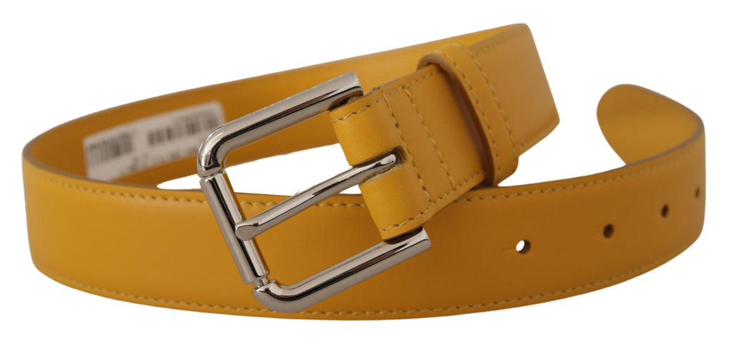 Ceinture en cuir jaune avec boucle en métal argenté et logo.