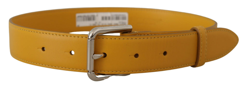 Ceinture en cuir jaune avec boucle en métal argenté et logo.