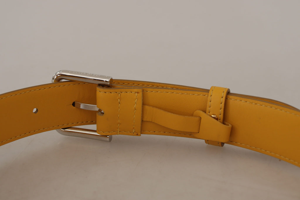 Ceinture en cuir jaune avec boucle en métal argenté et logo.