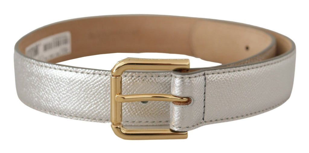 Ceinture en cuir argenté avec boucle en métal doré et logo.