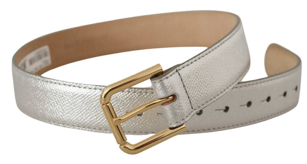 Ceinture en cuir argenté avec boucle en métal doré et logo.