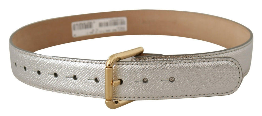Ceinture en cuir argenté avec boucle en métal doré et logo.
