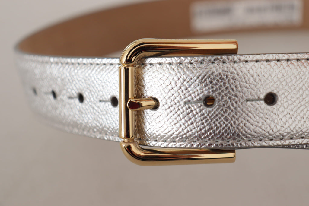 Ceinture en cuir argenté avec boucle en métal doré et logo.