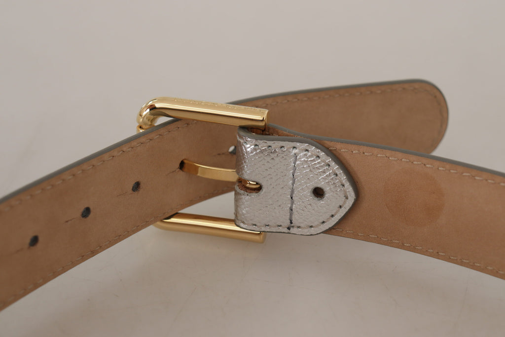 Ceinture en cuir argenté avec boucle en métal doré et logo.